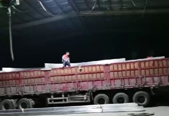 天黑了，發(fā)貨裝車依然加班進(jìn)行中，服務(wù)好更多的客戶